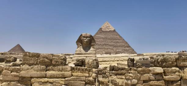 piramidi d'egitto e storia antica - sphinx night pyramid cairo foto e immagini stock