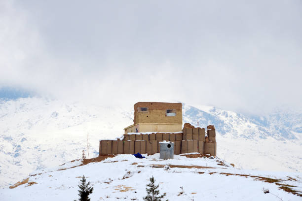 forte do topo da colina no inverno, takht-i rustam, haibak, província de samangan, afeganistão - outpost - fotografias e filmes do acervo