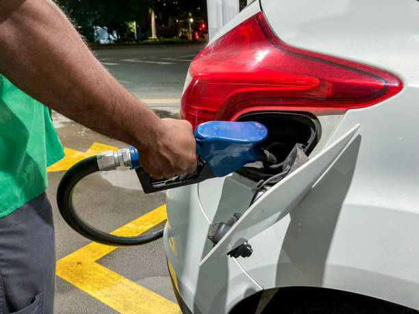ガソリン。ガソリンスタンドで車に燃料を補給する。 - fuel and power generation gallon fossil fuel gasoline ストックフォトと画像
