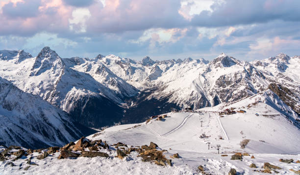 스키 리프트와 스키 트랙을 갖춘 러시아 코카서스 지역의 겨울 눈 덮인 산의 파노라마 - snow ski track color image colors 뉴스 사진 이미지