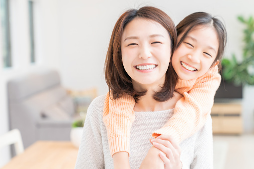 madre e hija asiáticas photo