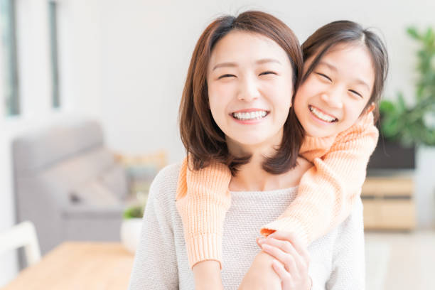 mãe e filha asiática - japanese ethnicity family smiling happiness - fotografias e filmes do acervo