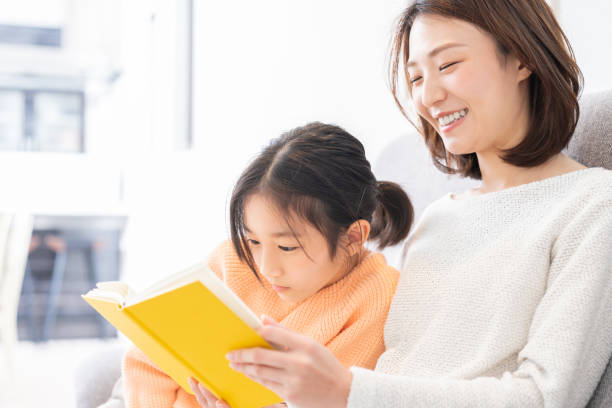 istock parent and daughter who reads a book 1390377357