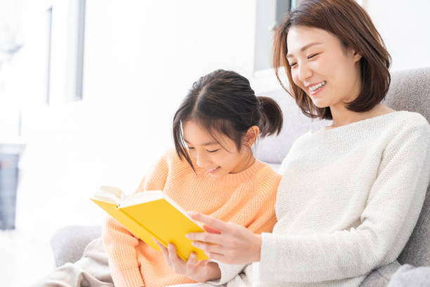 istock parent and daughter who reads a book 1390377379