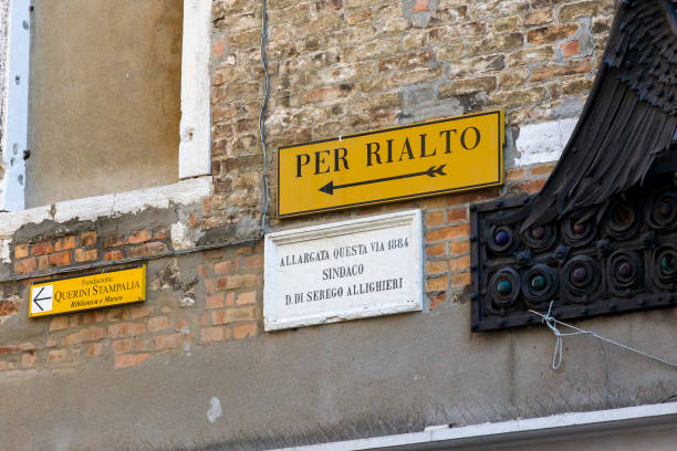 uma placa mostrando a direção da ponte rialto nas ruas confusas e estreitas de veneza, itália - market rialto bridge venice italy italy - fotografias e filmes do acervo