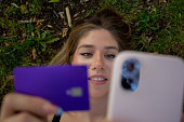 frau-die-online-in-einem-park-einkauft.jpg?b=1&s=170x170&k=20&c=5g_O_10mOPfLrUgDpk9WTN5lC9D83vkJwRjtCxbD9Es=