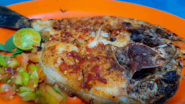 poisson bobara cuit grillé - gourmet salad dinner prepared fish photos et images de collection