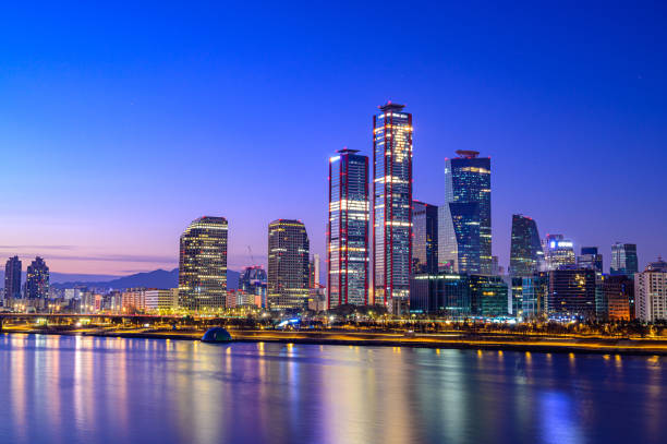 vista nocturna del paisaje urbano de yeouido, seúl a la hora del atardecer - seúl fotografías e imágenes de stock