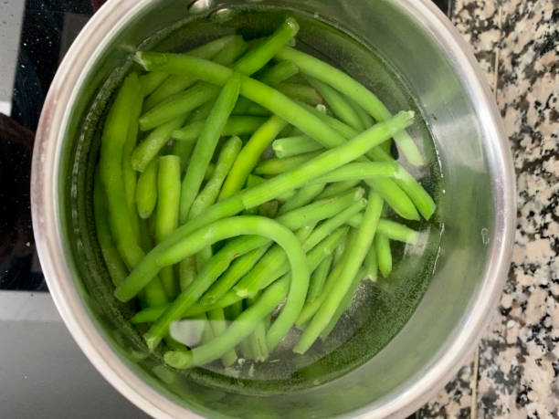 haricots verts dans une casserole d’eau - greenbean casserole photos et images de collection