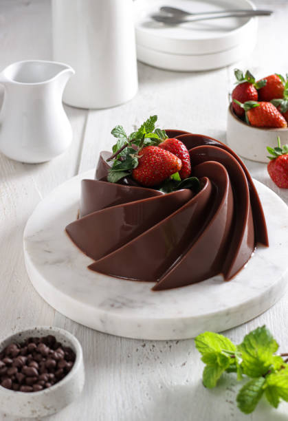 puding coklat. les puddings au chocolat sont une classe de desserts aux saveurs de chocolat garnies de fraise. - agar jelly photos et images de collection