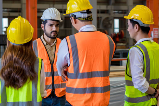 Team Foreman or Team worker work at factory site check up machine or products in site. Team Engineer or Team Technician checking Material or Machine on Plant. Heavy industry factory concept. el capataz del equipo o el trabajador del equipo trabajan en el sitio de la fábrica revisando la máquina o los productos en el sitio. ingeniero de equipo o técnico de equipo que verifica el material o la máquina en la planta. concepto de fábrica de la
