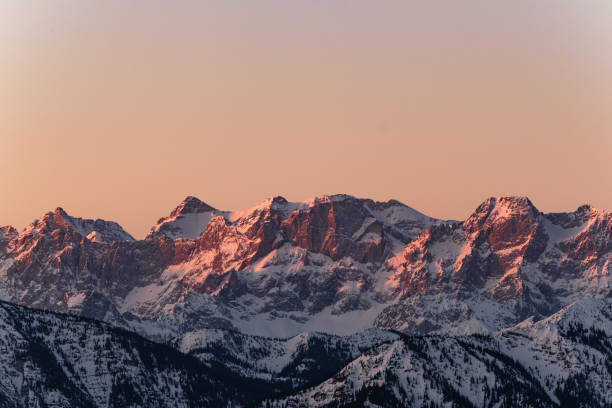 lever de soleil dans les alpes allemandes en bavière, région de tegernsee, allemagne. - zugspitze mountain photos et images de collection