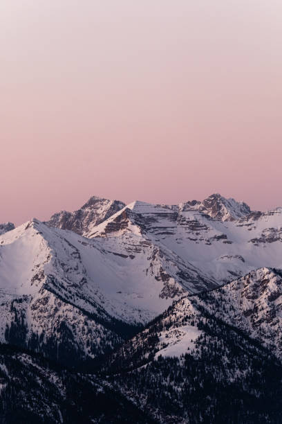 wschód słońca w alpach niemieckich w bawarii, region tegernsee, niemcy. - alpenglow autumn beauty in nature clear sky zdjęcia i obrazy z banku zdjęć