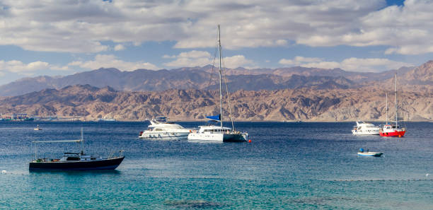 anchored pleasure ships and motorboats at the gulf of aqaba, red sea - gulf of aqaba imagens e fotografias de stock