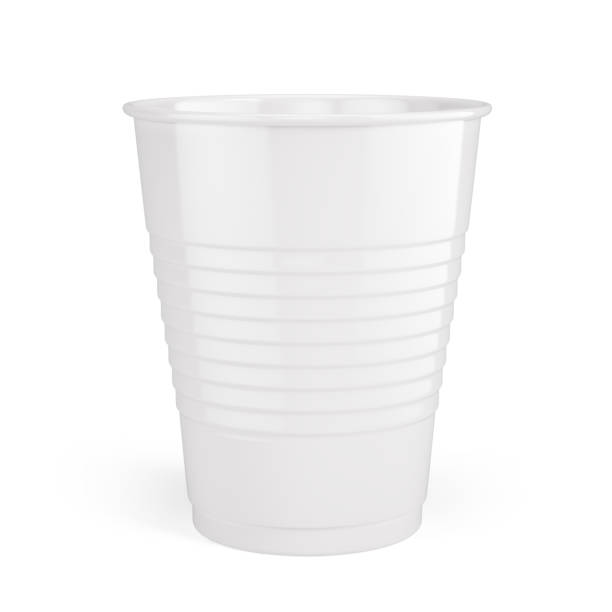 white disposable cups - plastic cup isolated on white. 3d rendering - wegwerpbeker stockfoto's en -beelden