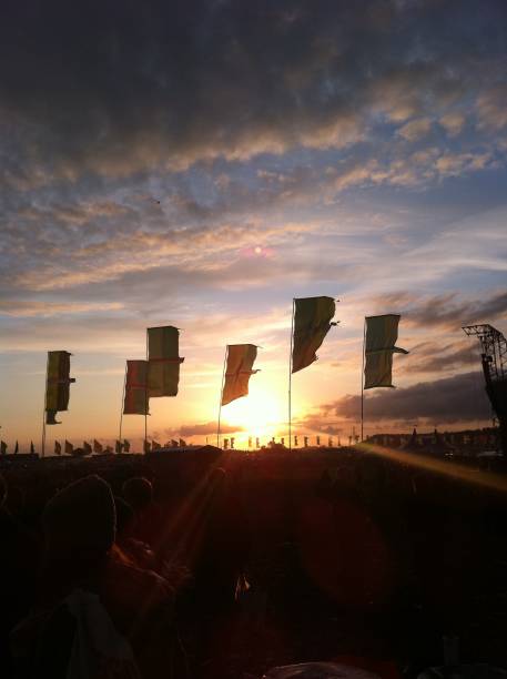 drapeaux au coucher du soleil. - glastonbury festival photos et images de collection