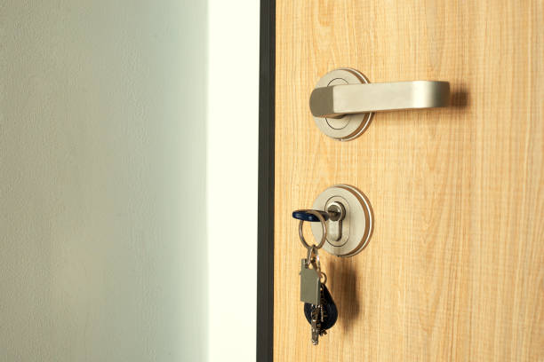 ドアロックにキーフォブが突き出ているキー。ドアロックのクローズアップ。 - locksmith house rental key real estate ストックフォトと画像