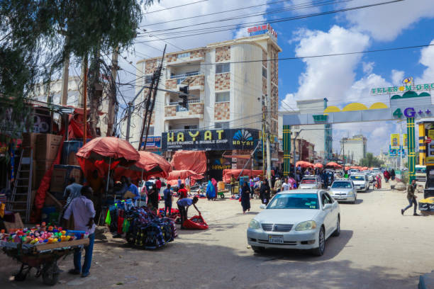 taxi bianchi ed edifici locali per le strade di hargeisa - somalian culture foto e immagini stock