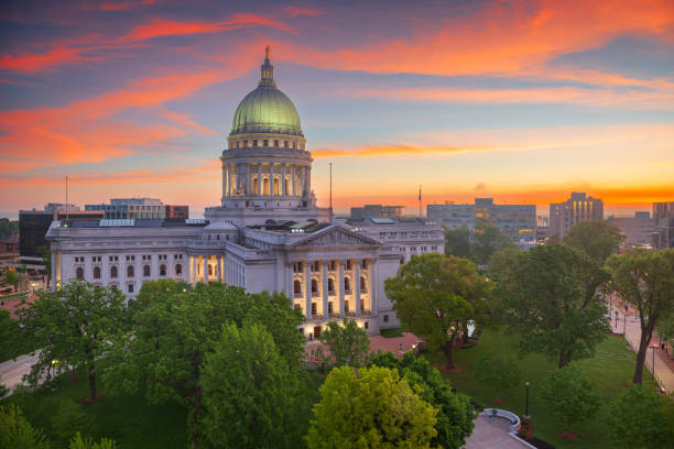 Madison, Wisconsin, USA Statehouse at Dawn Madison, Wisconsin, USA state capitol building at twilight. wisconsin state capitol building stock pictures, royalty-free photos & images