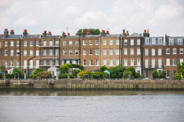 hammersmith terrace, case a schiera lungo il fiume a hammersmith, londra - london england sash window house georgian style foto e immagini stock