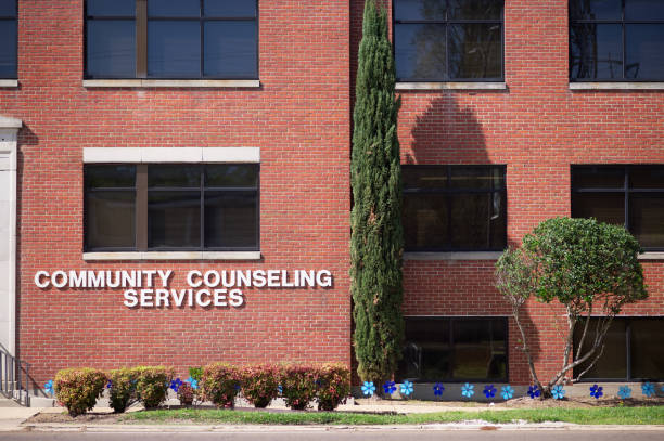 Community counseling services Building with community counseling services sign counselling center stock pictures, royalty-free photos & images