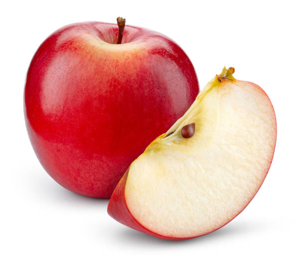 mela rossa con una fetta isolata. mele ritagliate su sfondo bianco. appl rosso con tracciato di ritaglio. profondità di campo completa. - half full apple green fruit foto e immagini stock