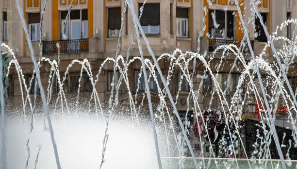 agua rociada de una fuente - fountain water physical pressure splashing fotografías e imágenes de stock