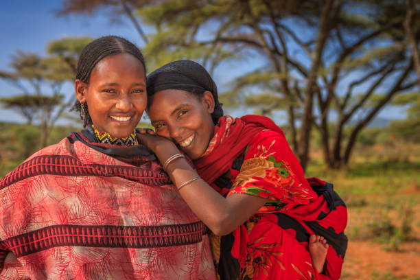 retrato de jovens mulheres de borana, etiópia, áfrica - women indigenous culture africa ethiopia - fotografias e filmes do acervo