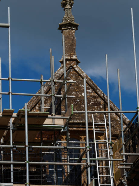 gerüst an einem tudor-gebäude - restoring house scaffolding history stock-fotos und bilder