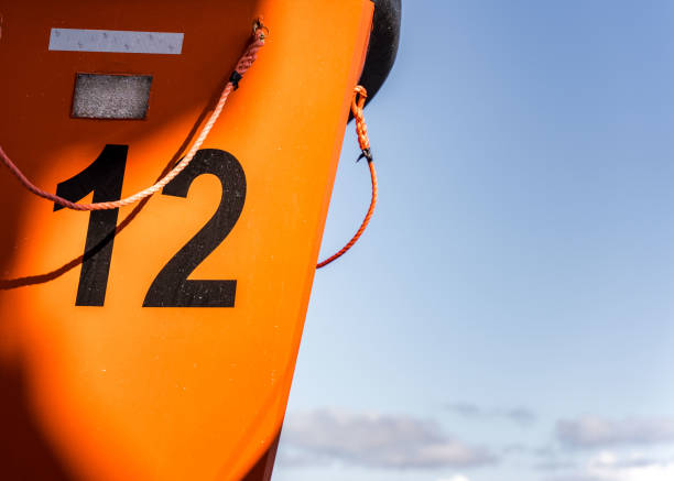 номер 12 оранжевая спасательная шлюпка на борту северного морского паромного канала - number 12 стоковые фото и изображения