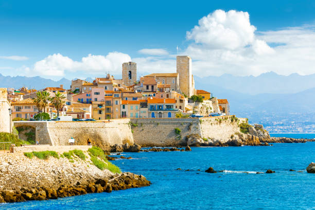 centro histórico de antibes, riviera francesa - castle district - fotografias e filmes do acervo