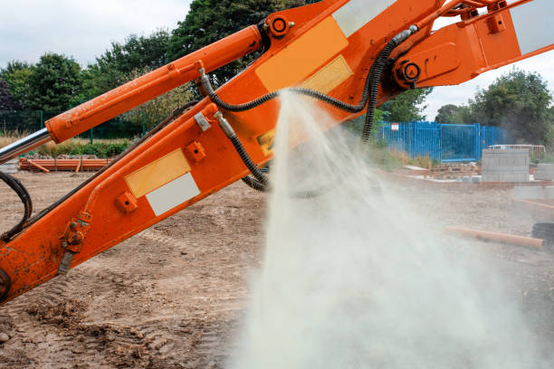 un incidente nella costruzione quando un tubo idraulico sull'escavatore si è spaccato e il liquido ha iniziato a spargere sotto alta pressione - impianto idraulico foto e immagini stock