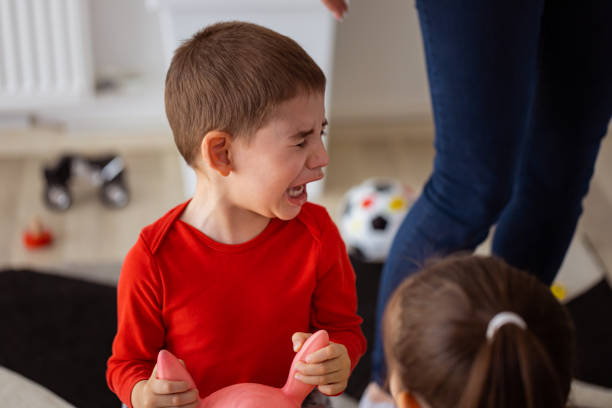 garçon d’enfant en bas âge pleurant - piquer une colère photos et images de collection