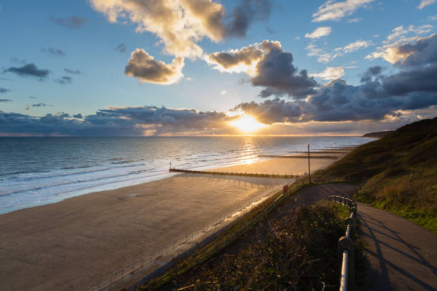 lever de soleil sur la plage d’overstrand - north norfolk photos et images de collection