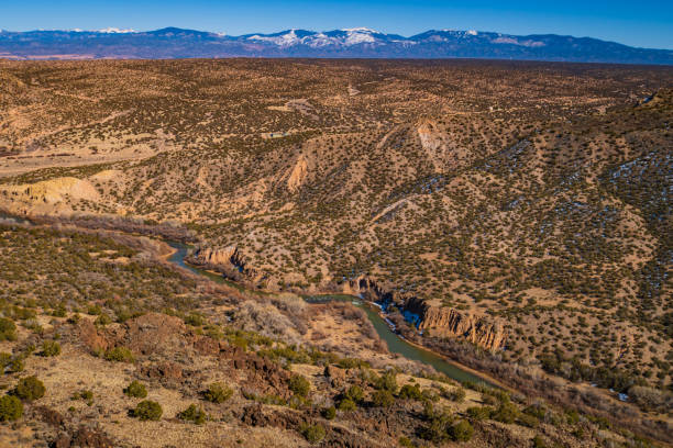 vue sur le rio grande au white rock overlook park, nouveau-mexique - new mexico landscape arid climate plateau photos et images de collection