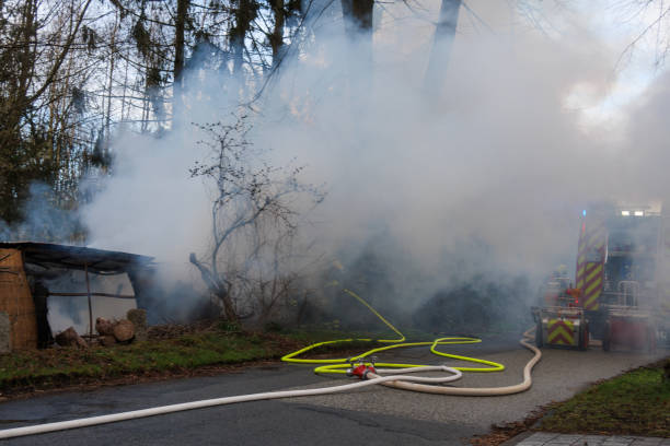 die feuerwehr löscht ein gartenhaus aus - car people men barn stock-fotos und bilder