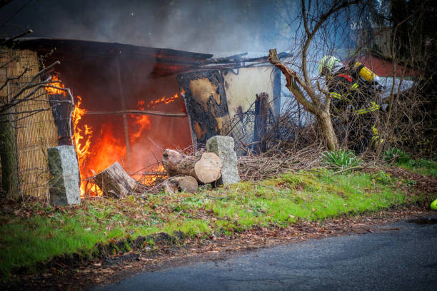 die feuerwehr löscht ein gartenhaus aus - car people men barn stock-fotos und bilder