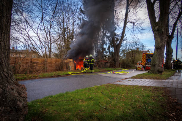 die feuerwehr löscht ein gartenhaus aus - car people men barn stock-fotos und bilder