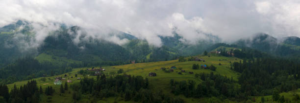 카르파티아 산맥의 안개와 비. 우크라이나 카르파티아 산맥에 있는 산악 마을 dzembronya. 신비로운 산 풍경의 파노라마 사진. - eastern europe mountain range mountain village 뉴스 사진 이미지