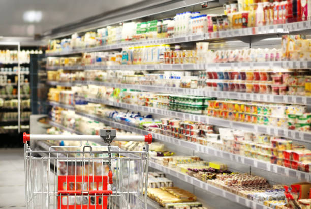 leerer einkaufswagen in einem leeren supermarkt - refrigerate stock-fotos und bilder