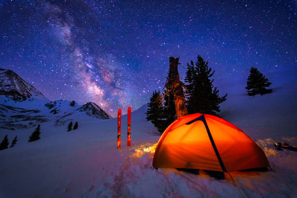 ski mountainerring wintercamping - winter camping telemark skiing skiing stock-fotos und bilder