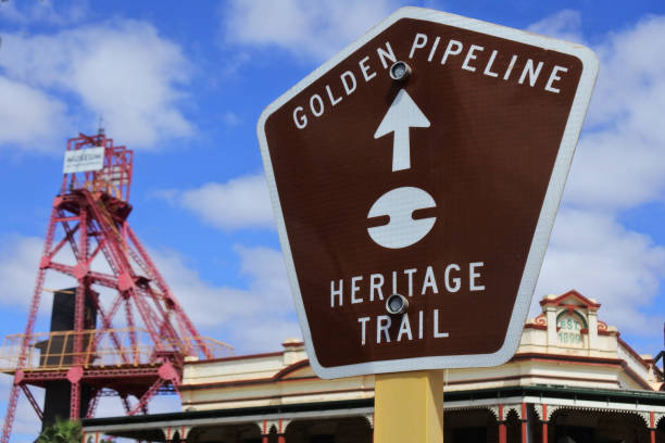 señal de sendero patrimonial golden pipeline en kalgoorlie - boulder western australia - town australia kalgoorlie mining fotografías e imágenes de stock