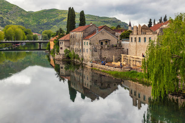 vista sul centro storico di trebinje e sul fiume trebisnjica con bellissimi riflessi - trebinje foto e immagini stock