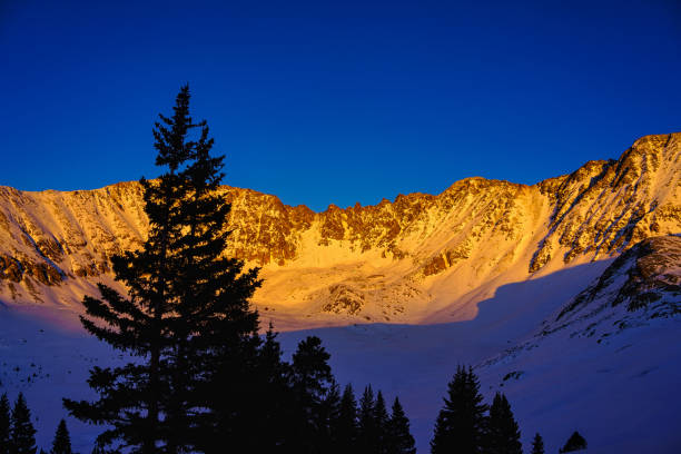 sunset alpenglow rugged tenmile range peaks - copy space alpenglow winter mountain range imagens e fotografias de stock