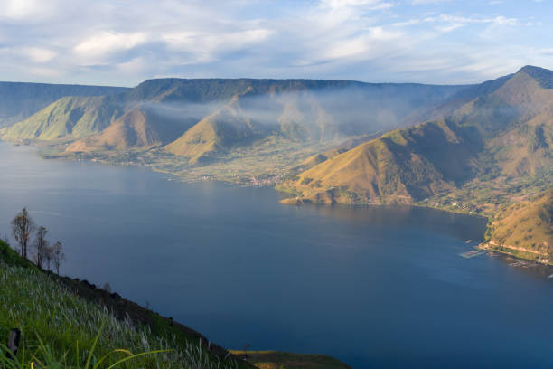 la beauté du lac toba - caldera photos et images de collection