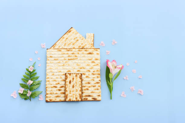 sfondo pasquale di matzoh (pane ebraico delle vacanze). vista dall'alto - matzo table blue horizontal foto e immagini stock