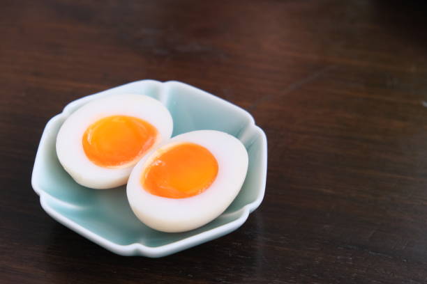 un plato de huevo duro suave en la mesa - soft boiled fotografías e imágenes de stock