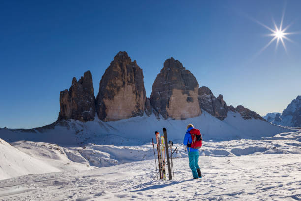 mulheres orgulhosas no país de volta esqui excursionando ao redor do tre cime no dia perfeito de inverno - tirol season rock mountain peak - fotografias e filmes do acervo