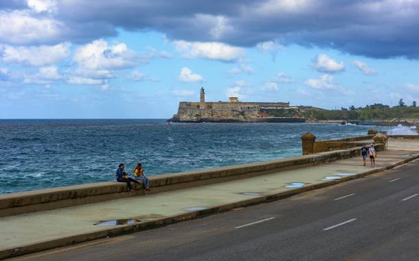 città in diretta su malecón a l'avana - cuba child little girls wall foto e immagini stock