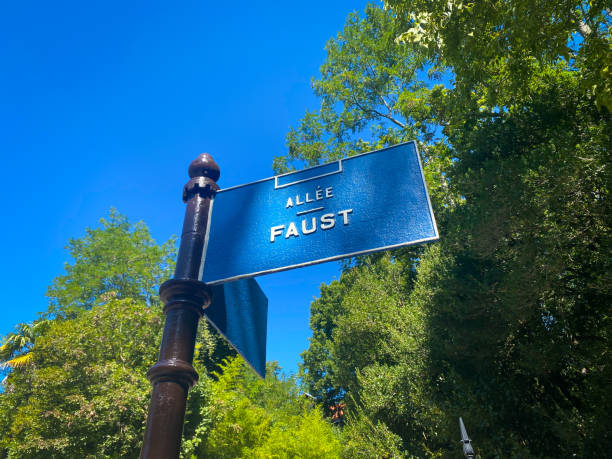 уличный знак "allée faust" в районе ville d'hiver в аркашоне рядом с домом виллы фауст - faust стоковые фото и изображения